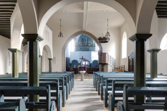 Innenansicht einer Kirche mit Bänken, Altar und Orgel. | © Stadt Gaildorf