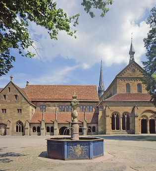 Historische Klosteranlage, Fassade von Westen mit Brunnen und Klosterhof | © Stadt Maulbronn