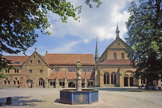 Historische Klosteranlage, Fassade von Westen mit Brunnen und Klosterhof | © Stadt Maulbronn