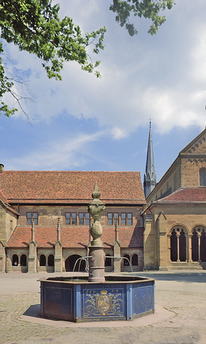 Historische Klosteranlage, Fassade von Westen mit Brunnen und Klosterhof | © Stadt Maulbronn