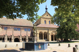 Historische Klosteranlage mit Brunnen und Klosterhof | © Stadt Maulbronn