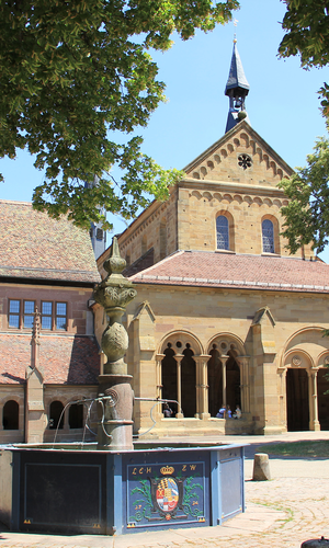 Historische Klosteranlage mit Brunnen und Klosterhof | © Stadt Maulbronn