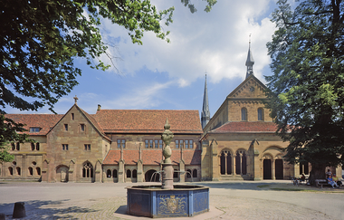 Westfassade der historischen Klosteranlage, im Vordergrund der Brunnen im Klosterhof | © Stadt Maulbronn