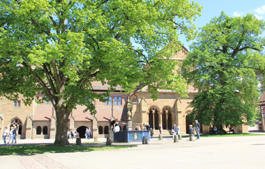 Westfassade mit Brunnen | © Stadt Maulbronn