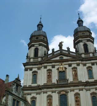 Die Klosterkirche hat zwei Kirchtürme | © Touristikgemeinschaft Hohenlohe e. V. | Marion Schlund