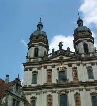 Die Klosterkirche hat zwei Kirchtürme | © Touristikgemeinschaft Hohenlohe e. V. | Marion Schlund