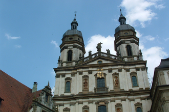 Die Klosterkirche hat zwei Kirchtürme | © Touristikgemeinschaft Hohenlohe e. V. | Marion Schlund