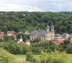 Die Klosteranlage mit Wiesen und Wald | © Touristikgemeinschaft Hohenlohe e. V. | Marion Schlund