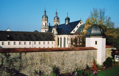 Das Kloster ist von einer Mauer umgeben | © Touristikgemeinschaft Hohenlohe e. V. | Eva Maria Kraiss