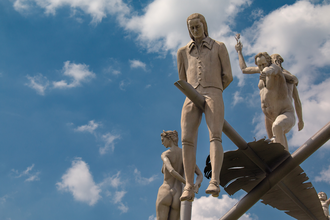 Kunstwerk Hölderlin im Kreisverkehr | Lauffen am Neckar | HeilbronnerLand | © Stadt Lauffen am Neckar