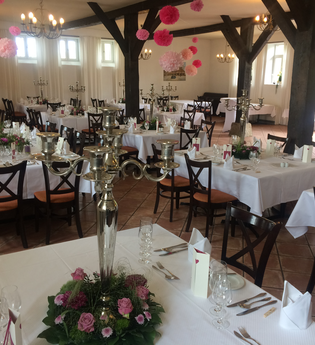 Veranstaltungsraum Klosterkelter mit festlich gedeckten Tischen | © Schempf