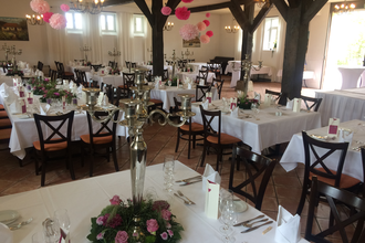 Veranstaltungsraum Klosterkelter mit festlich gedeckten Tischen | © Schempf