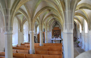 Blick in den Innenbereich der Klosterkirche Frauental. Es sind die Deckengewölbe und die Sitzreihen sowie der Altar zu sehen. | © Tourist-Information Creglingen