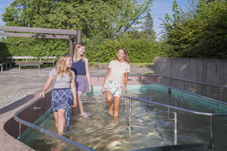 Mädchengruppe beim Wassertretem im Kneippbecken | © Stadt Bad Wimpfen