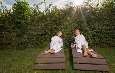 Entspannung auf den Liegen im Kneippgarten | © Stadt Bad Wimpfen