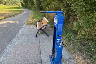 Radreparatursäule und Bank am Radweg. | © Touristikgemeinschaft Hohenlohe e. V. | Marion Schlund