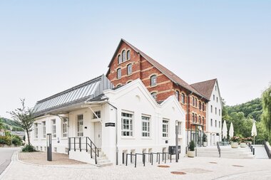 Außenansicht vom Museum Kocherwerk in Forchtenberg-Ernsbach mit Terasse | © Touristikgemeinschaft Hohenlohe e. V.  | Kocherwerk Haus der Verbindungstechnik