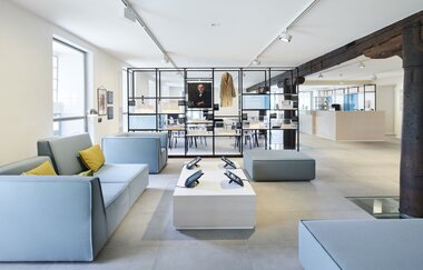 Gemütlicher Aufenthaltsbereich mit Couch in blauen Tönen | © Touristikgemeinschaft Hohenlohe e. V. | Kocherwerk Haus der Verbindungstechnik