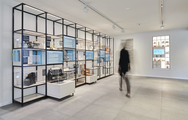 Eine Person bewegt sich auf Vitrinen mit Ausstellungsgegenständen zu | © Touristikgemeinschaft Hohenlohe e. V. | Kocherwerk Haus der Verbindungstechnik
