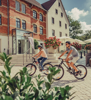 Radfahrer beim Kocherwerk in Ernsbach | © www.kocher-jagst.de | Frumolt