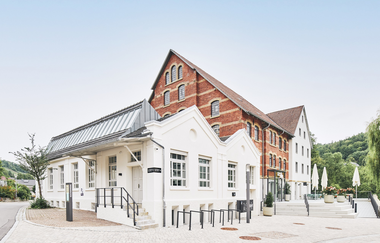 Außenansicht vom Museum Kocherwerk in Forchtenberg-Ernsbach mit Terasse | © Touristikgemeinschaft Hohenlohe e. V.  | Kocherwerk Haus der Verbindungstechnik
