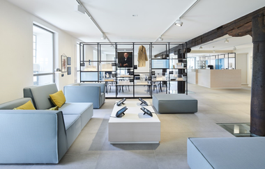 Gemütlicher Aufenthaltsbereich mit Couch in blauen Tönen | © Touristikgemeinschaft Hohenlohe e. V. | Kocherwerk Haus der Verbindungstechnik