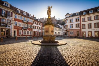 Kornmarkt Madonna in der Mitte des Platzes Umgeben von der Altstadt | © Heidelberg Marketing GmbH / Tobias Schwerdt