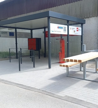 An dem Unterstand findest du eine Radreparatoursäule und einen Tisch mit Bänken. | © Touristikgemeinschaft Hohenlohe e. V.