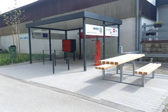 An dem Unterstand findest du eine Radreparatoursäule und einen Tisch mit Bänken. | © Touristikgemeinschaft Hohenlohe e. V.