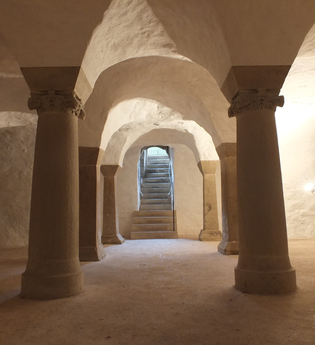 Hier ist den Krypta Unterregenbach zu sehen es ist so um Keller und mit vielen Säulen. | © Krypta Unterregenbach