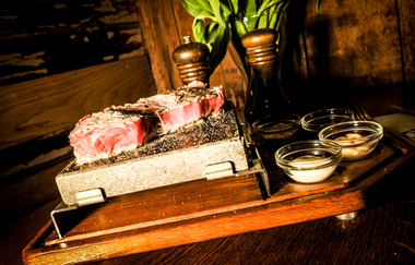 Heisser Stein mit Fleisch | © Stadt Sinsheim