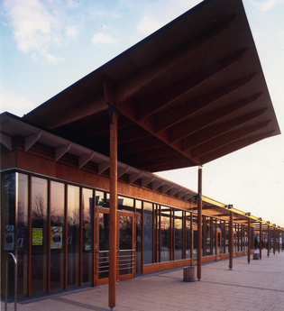 Das Gebäude hat außen ein großes Dach | © Touristikgemeinschaft Hohenlohe e. V. | Kultura Öhringen