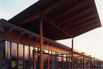 Das Gebäude hat außen ein großes Dach | © Touristikgemeinschaft Hohenlohe e. V. | Kultura Öhringen