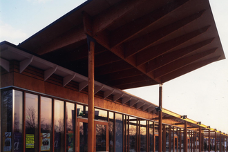 Das Gebäude hat außen ein großes Dach | © Touristikgemeinschaft Hohenlohe e. V. | Kultura Öhringen