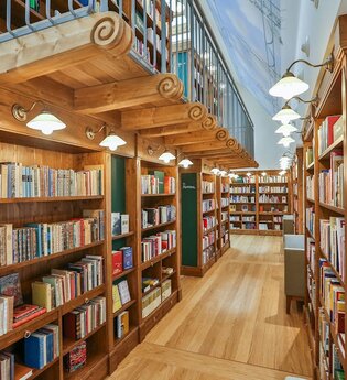Bücherregale in der Bibliothek Frau Holle vom Kulturhaus Würth | © Touristikgemeinschaft Hohenlohe e.V. | Kulturhaus Würth