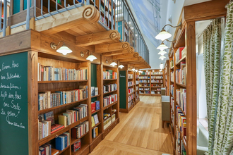 Bücherregale in der Bibliothek Frau Holle vom Kulturhaus Würth | © Touristikgemeinschaft Hohenlohe e.V. | Kulturhaus Würth
