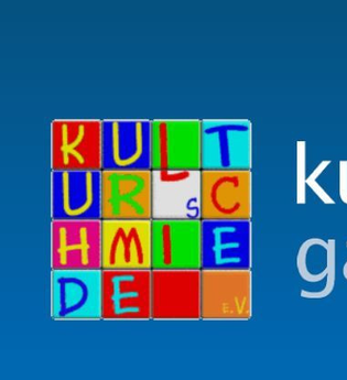 Logo der Kulturschmiede Gaildorf - auf blauem Grund ein buntes Quadrat mit 16 bunten Farbfeldern, in jedem Feld ein farbiger Buchstabe des Vereinsnamens, rechts daneben in weiß noch einmal der Vereinsname | © Kulturschmiede Gaildorf e.V.