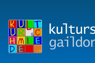 Logo der Kulturschmiede Gaildorf - auf blauem Grund ein buntes Quadrat mit 16 bunten Farbfeldern, in jedem Feld ein farbiger Buchstabe des Vereinsnamens, rechts daneben in weiß noch einmal der Vereinsname | © Kulturschmiede Gaildorf e.V.