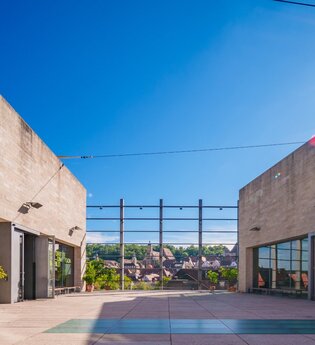 Außenansicht der Kunsthalle Würth mit blauem Himmel und Sonnenschein. | © Michael Kühneisen