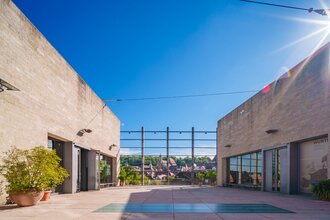 Außenansicht der Kunsthalle Würth mit blauem Himmel und Sonnenschein. | © Michael Kühneisen