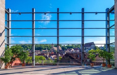 Blick von der Kunsthalle Würth in Schwäbisch Hall auf die Stadt durch eine große Glasfassade. | © © Stadt Schwäbisch Hall - Michael Kühneisen