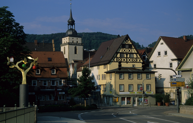 Künzelsau von der Kocherbrücke. Hier steht eine Apfelskulptur und man kann die den Kirchturm sehen | © Touristikgemeinschaft Hohenlohe e. V. | Eva Maria Kraiss