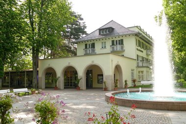 Haus des Gastes mit Fontäne - Mitten im Kurpark | © Kurverwaltung