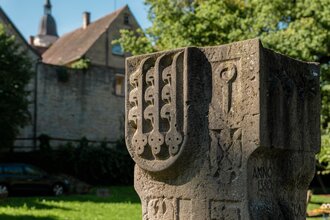 Zu sehen ist ein Steindenkmal mit Inzeichen | © Stadtverwaltung Crailsheim