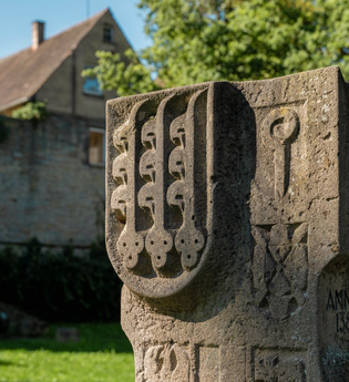 Zu sehen ist ein Steindenkmal mit Inzeichen | © Stadtverwaltung Crailsheim