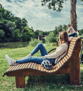 Holzliege am Neckarufer am Lamparter Park in Lauffen | © Touristikgemeinschaft HeilbronnerLand e.V.