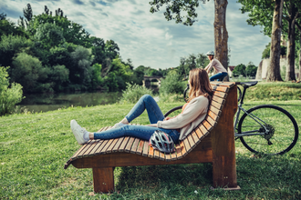 Holzliege am Neckarufer am Lamparter Park in Lauffen | © Touristikgemeinschaft HeilbronnerLand e.V.