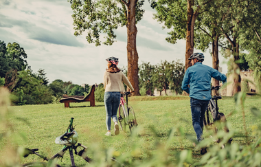 Radfahrer im Lamparter Park Lauffen | © Touristikgemeinschaft HeilbronnerLand e.V.