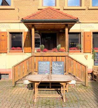 Vorderansicht des Landcafés zur Sonne