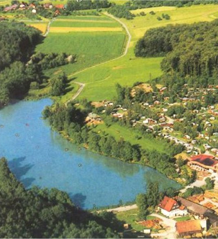 Luftaufnahme vom Platz und See | © Touristikgemeinschaft Hohenlohe e. V. | Campingplatz Neumühlsee